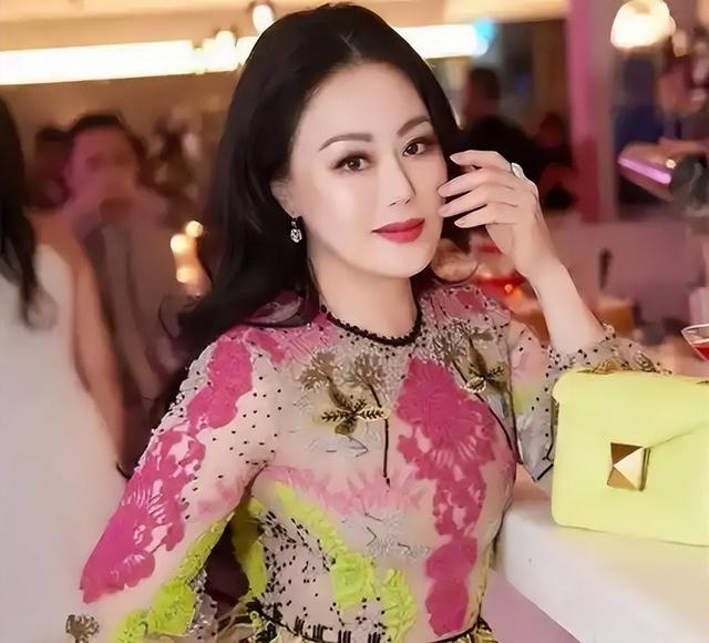 45岁仍拍三级片追求刺激？从亿万富豪再到烂片女王	，她在追求什么