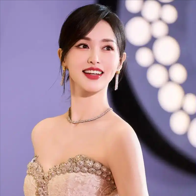 婚变传闻不到2月	，42岁唐嫣高调官宣喜讯，罗晋的近况却让人唏嘘