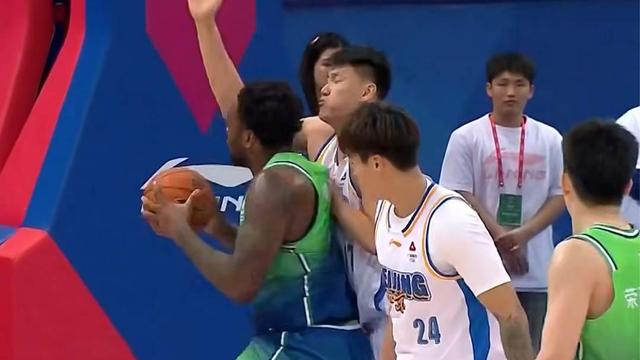 北京男篮末节断电！顶薪球星0分+主帅呆立	，天津15分惊天逆转！