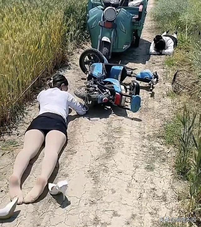 正装女士倒地不起，高跟鞋甩出老远	，围观者拍照成焦点