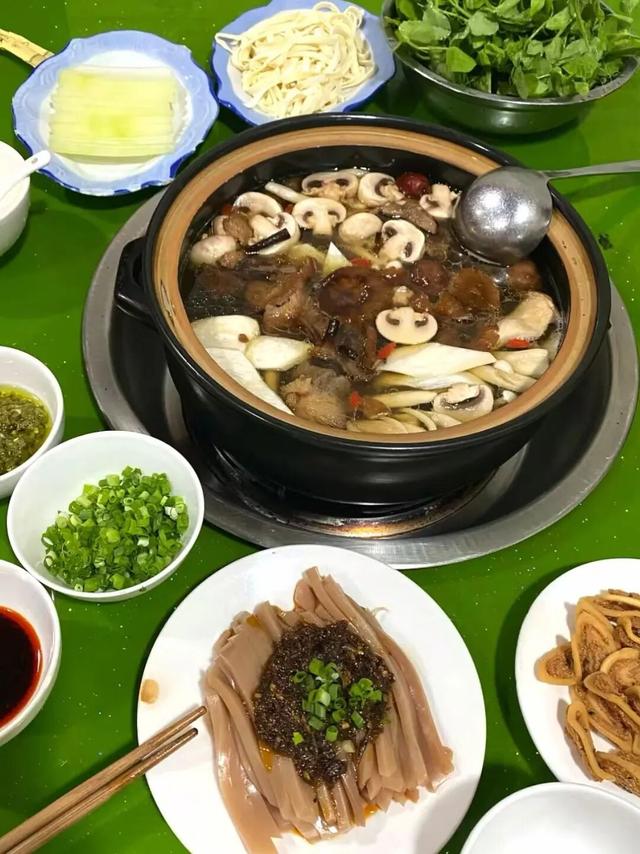 正式通车！全线免费！新挖赏秋天花板小城，绝美彩林不输九寨！地道美食50元吃爽！