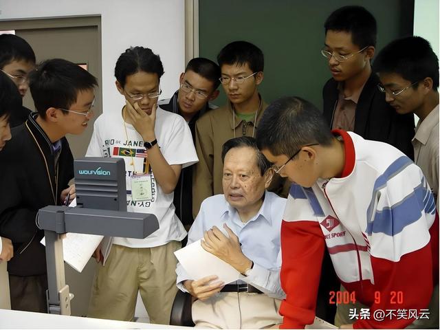 杨振宁告别式当日，翁帆哭红眼只是看点之一，清华宣布一重要决定