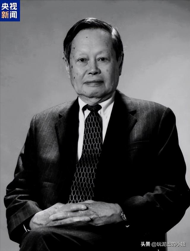 杨振宁追悼会现场！翁帆站首位神情悲伤，64岁老者曝杨老两个贡献