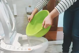脏水不能用来冲厕所，幸亏被提醒：看似省水实则隐患大图片