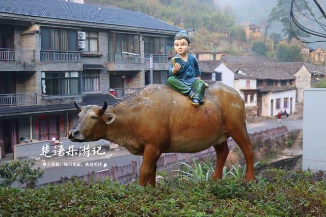 浙江宁波的桃源秘境，古枫香扼守村口成迎客盛景，玻璃栈道更好玩