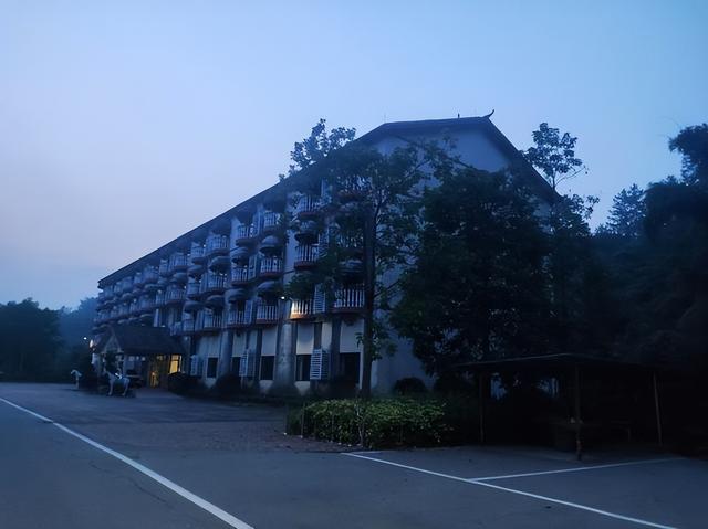 重庆值得佩服的景区酒店，景区荒废酒店还在，位置偏僻却依然坚持