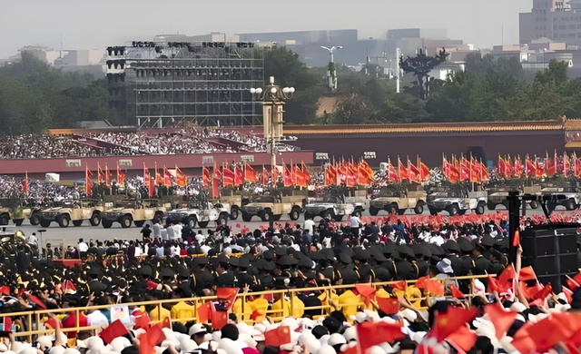 香港演员陈百祥在家看九三阅兵直播
