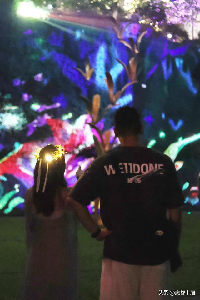 温室花园夜游启幕！下雨浇不灭游客热情