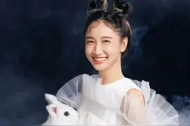 她是初代偶像剧女主，结婚隐退生子，被圈外老公宠成公主，将婚后生活过成童话图片