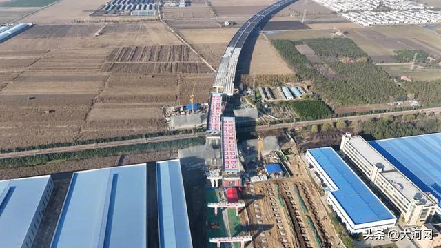 许昌绕城高速公路上跨京广铁路桥转体施工顺利完成