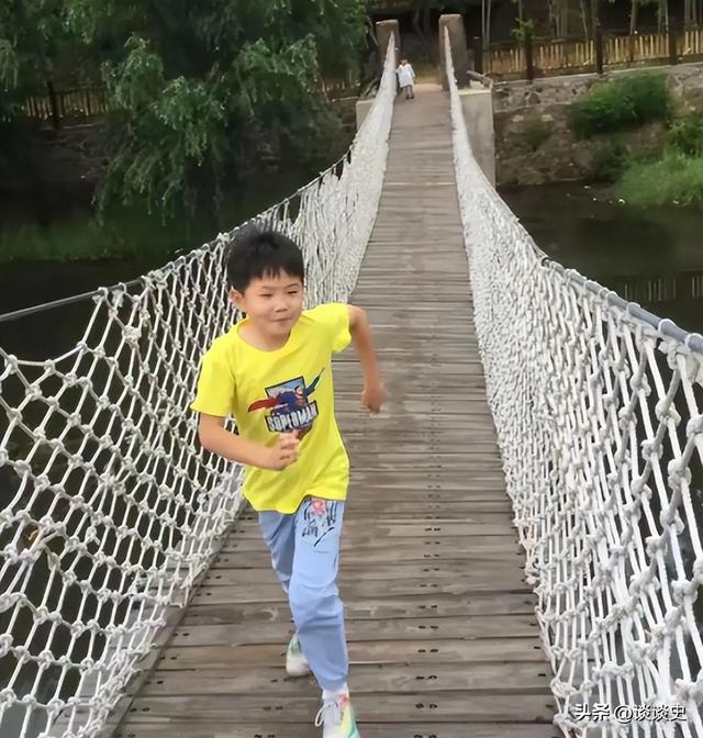 3岁上央视	，5岁登春晚，7岁就年薪百万，没想到现在却成了这样子