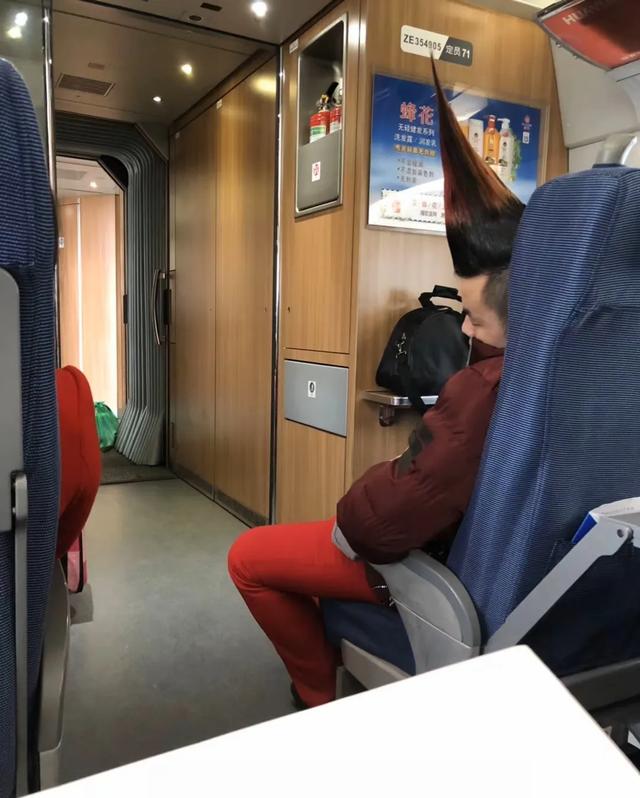 绝了！博主本想晒发型，结果评论区出现大哥喜欢奥特之母，已笑疯