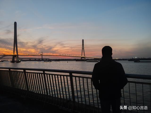 男人，对一个已婚有家室的女人动了情，应该怎么去做才合适