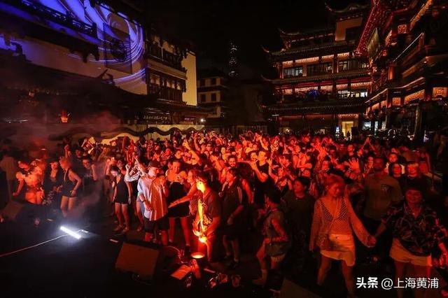 “全上海的老外大概都在豫园熬夜过七夕”！昨晚这里变身“不夜城”，现场“炸裂”，到处人人人人人人人