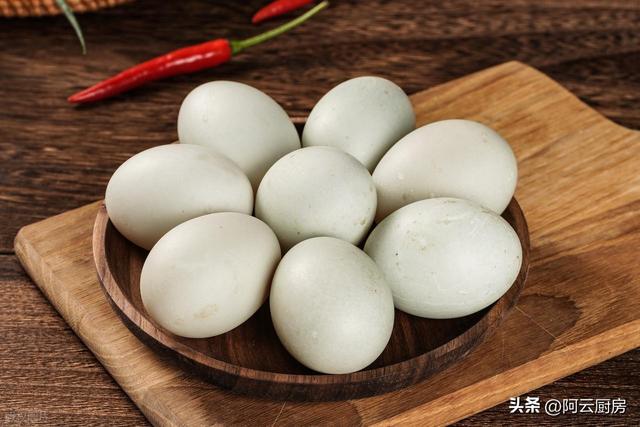 为什么提倡吃鸡蛋而不是鸭蛋？养殖厂老板说出了大实话