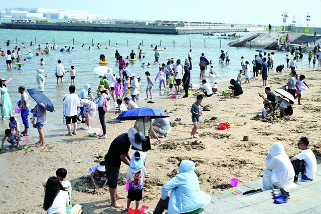 天津港保税区中港池北部岸线吸引市民避暑