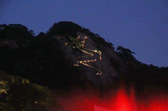 千山景区新增震撼光影景观 云潭瀑布与激光秀交相辉映