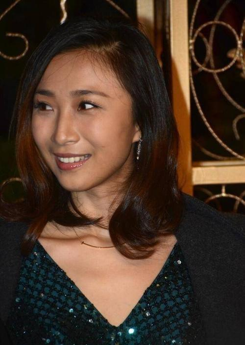 孙红雷小娇妻真是“大号水蜜桃”，丰满还穿紧身连衣裙翘臀好迷人