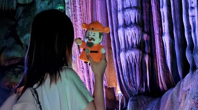 桂林旅游股份银子岩景区发布全球首款AI伴游财神