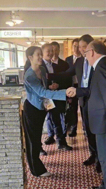 刘强东带章泽天见客户，56万爱马仕抢眼！他宠溺的眼神藏不住