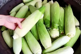 煮玉米，用清水煮是外行！难怪玉米不香甜，大厨教我秘诀，超好吃图片