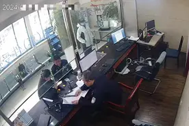老伯请顾客帮忙网购后，一年内被其盗用账户转账17次逾15万元图片
