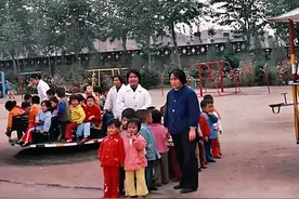 八十年代幼儿园老照片，很多场景今天已经见不到了图片