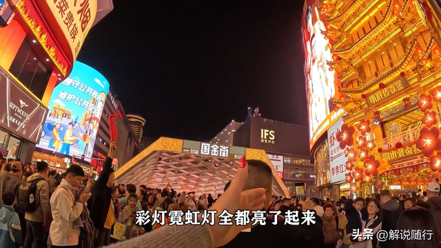 被夜生活科技智能公益体彻底震撼！外国夫妇特殊遭遇感动到落泪