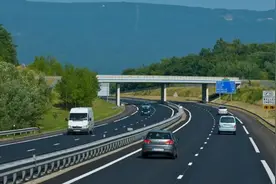 高速上突然变道 引发剐蹭要负全责图片