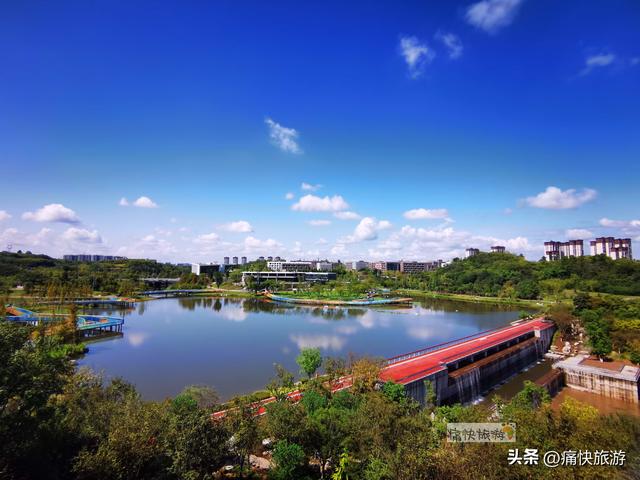 这座自贡宝藏公园不仅有水上玻璃栈道，更有“水帘长廊”瀑布！