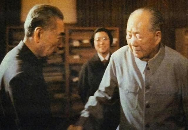周恩来逝世后谁当总理？毛主席力推一人，此人婉拒：您考虑别人吧