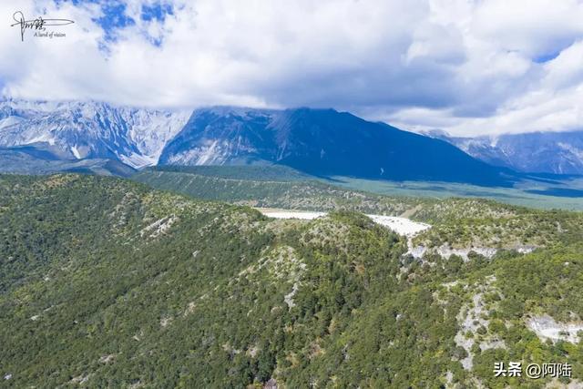 航拍玉龙雪山的秘境牛奶湖,目前还未开发,徒步需要管委会批准