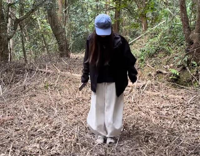 女子徒步误将蛇窝当“野生蹦床”？网友认为是过山峰！你觉得呢？