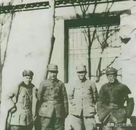 1929年，毛主席唯一留下来的合影，80年才被发现，那时他风华正茂