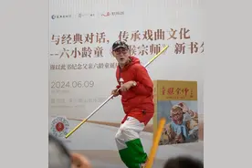 65岁六小龄童再度出山，金箍棒耍的风采依旧，却再不是当年美猴王图片