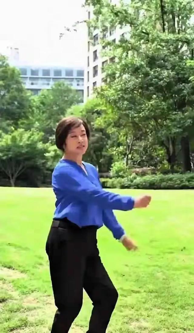 75岁的刘晓庆在公园里跳舞，网友这状态真好，和50多岁差不多。