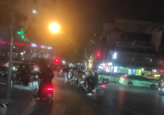 《2025年12月5日傍晚游西安红色回坊之地“莲湖公园”即景留影》