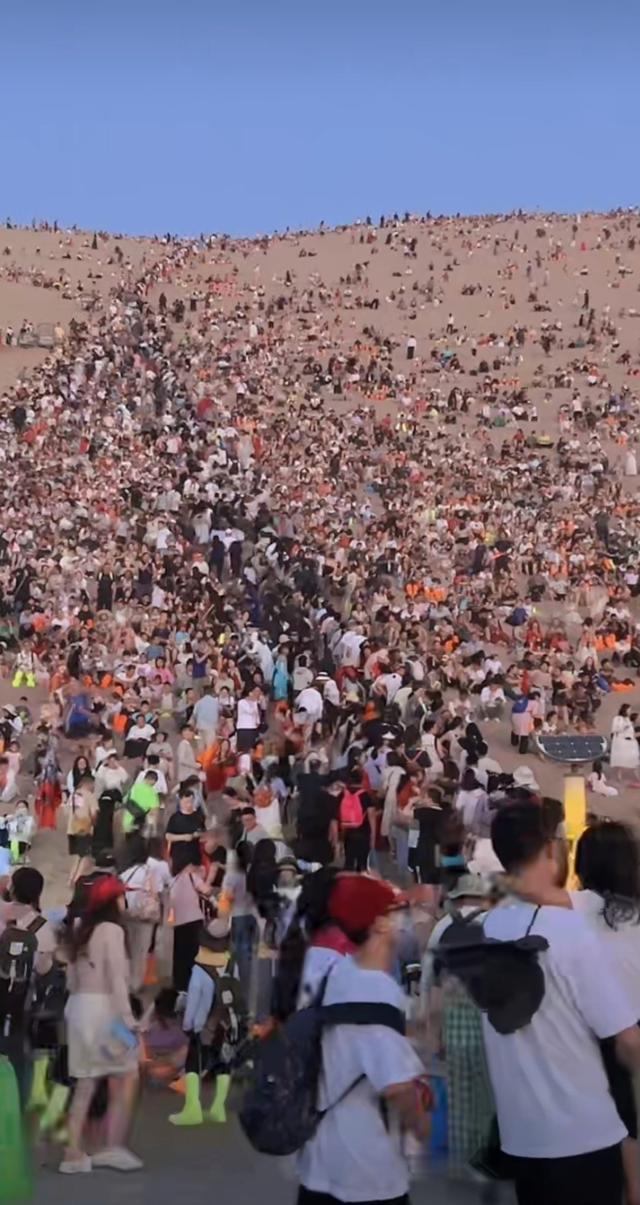 国庆敦煌鸣沙山，一眼望去人比沙子多！网友：西出阳关全是人