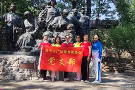 缅怀红嫂精神，接受红色教育 山东商报·速豹新闻《乡村振兴游》栏目联合济宁市广场健身舞协会开展采风活动图片