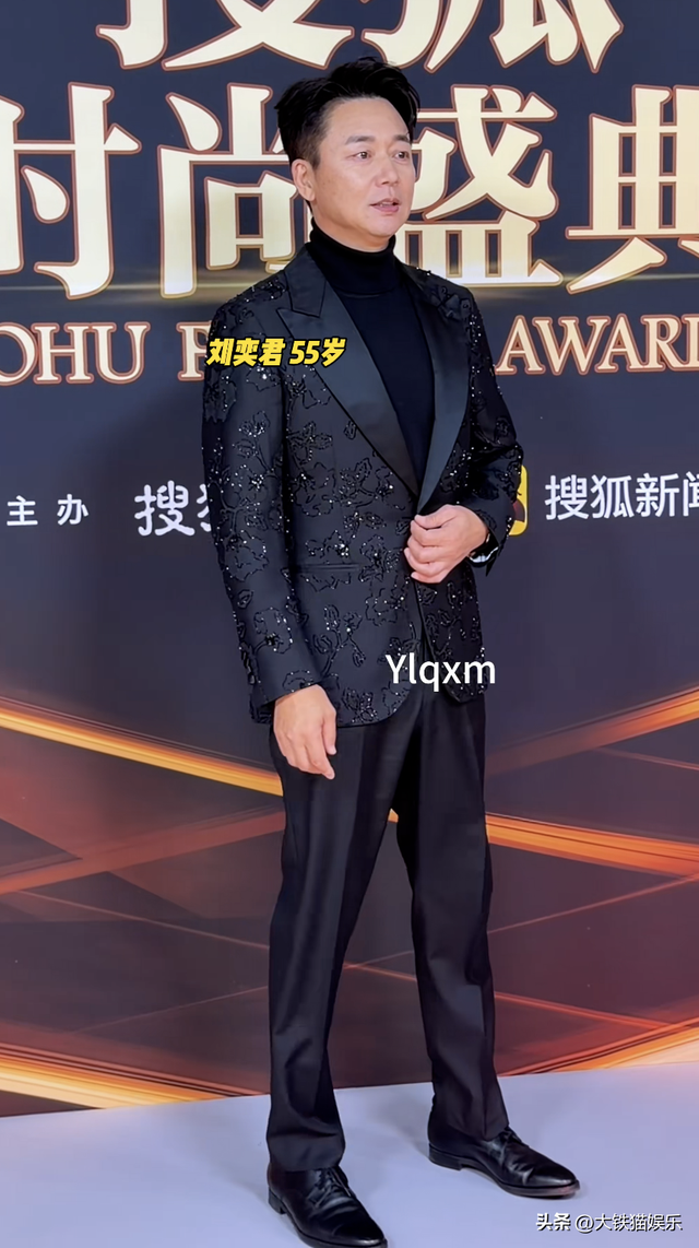 北京这一晚，55岁刘奕君秒了41岁向佐，才懂男人刚阳硬朗的魅力