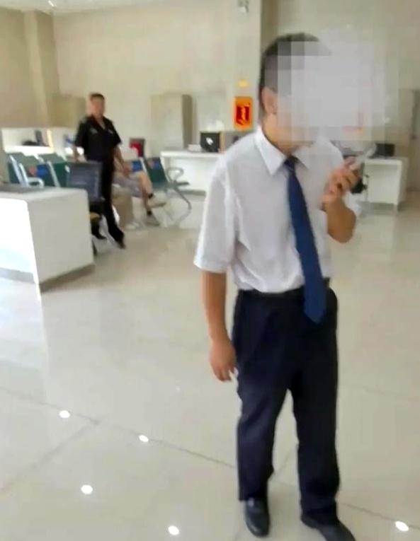 男子大闹银行，因卡被吞银行要身份证才给，报警也没用，网友炸锅