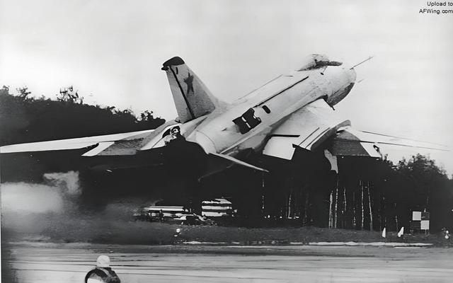 攻不了也守不住！中国空军在西藏上空，足足被印度空军欺负了40年
