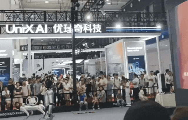 完蛋，我在北京被机器人人人人人人人人人人给包围了