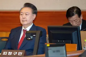 逃出牢笼后，尹锡悦接见特殊人物，韩警已站队，李在明遭死亡威胁图片