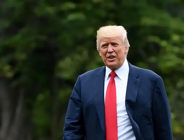 终于不装了，特朗普准备发动战争，美军轰炸机出动，英法俄选边站