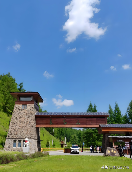 国庆出游之——秋天的长白山层林尽染，天池如宝石般湛蓝！