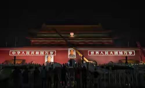 天安门城楼上，为何不悬挂毛主席的照片	，反而要挂毛主席的画像?