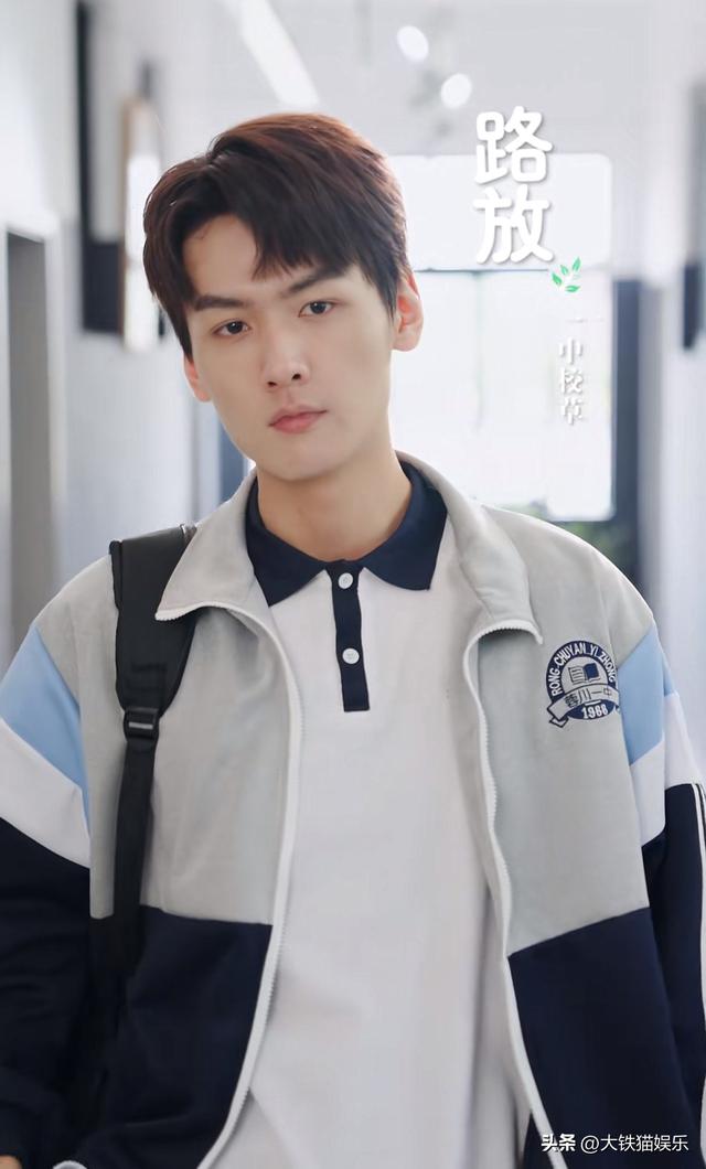 原来他们是亲兄弟，哥哥演短剧霸总，弟弟演长剧男主，颜值差别大