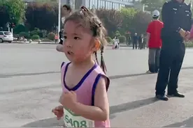 "迷你马拉松赛道上的小飞人：4岁女孩20分钟跑3公里，配速惊人"图片