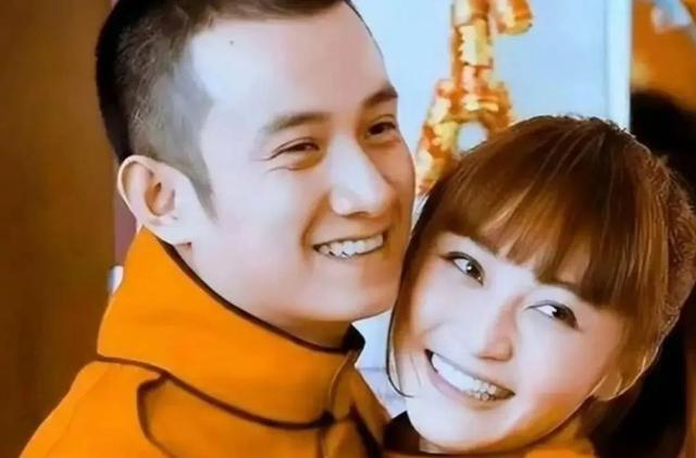 演员文章开奔驰大G现身街头，副驾驶坐的疑似姚笛，二人被曝复合，此前因婚外情全网议论